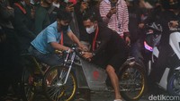 Gelaran street race ini pun disambut antusias oleh sejumlah masyarakat. Tak sedikit warga yang datang untuk menonton acara tersebut.