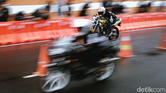 Gaspol! Intip Keseruan Street Race Jakarta di Ancol Kegiatan street race yang digagas Polda Metro Jaya berlangsung di Ancol, Jakarta Utara, hari ini. Seperti apa keseruannya? Lihat yuk.