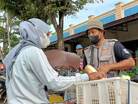Gurihnya 'Tempe Debogan' Berbungkus Batang Pisang Khas Pacitan