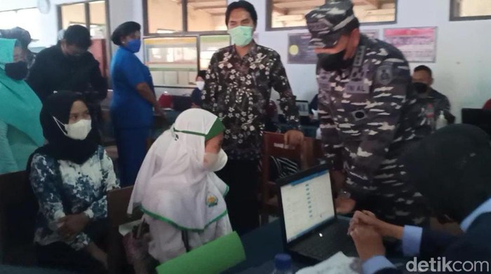 Kepala Staf TNI Angkatan Laut (Kasal) Laksamana TNI Yudo Margono mengunjungi SDN 2 Desa Garon, Kecamatan Balerejo, Madiun. Ia meninjau vaksinasi anak