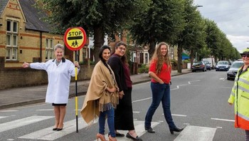 Gloria The Lollipop Lady foto tahun 1984 dan 2020. Foto: Brightside