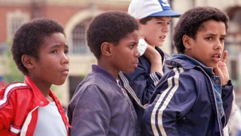 Masih berteman hingga dewasa foto dulu 1982 dan sekarang 2021. Foto: Brightside