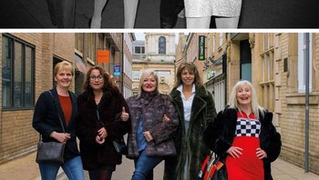 Menua bersama foto atas 1980 dan terbaru 2021. Foto: Brightside