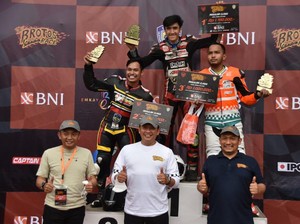 270 Vespa Klasik-Matic Adu Cepat Rebutkan Piala Ketua MPR