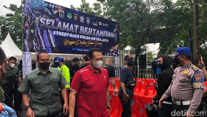 Ketua MPR RI Bambang Soesatyo (Bamsoet) hadir di gelaran street race, Ancol, Jakarta Utara, Minggu (16/1/2022).