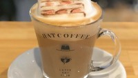 Nah kalau yang satu ini latte art berbentuk sepotong cake strawberry. Bentuknya besar dan tinggi. Ia juga menghias dengan pewarna makanan agar hasilnya tampak maksimal.  Foto: Instagram @latte_stagram