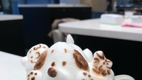 Untuk membuat latte art ini, Matsuno biasa membuat buih kental dari susu hangat. Busa ini kemudian dia bentuk di atas secangkir kopi racikannya. Ia bisa membuat hampir seluruh bentuk hewan dan tokoh kartun. Foto: Instagram @latte_stagram