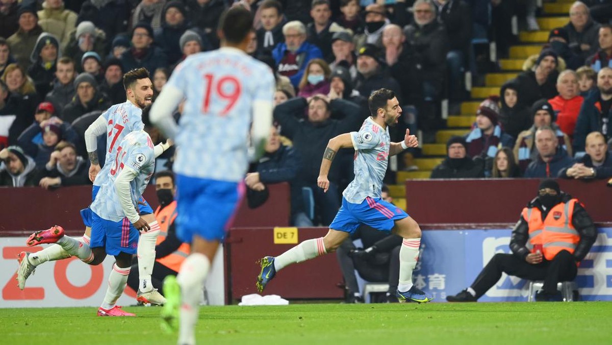Gelandang serang MU, Bruno Fernandes (kanan) merayakan golnya ke gawang Aston Villa. (Foto: Clive Mason/Getty Images)