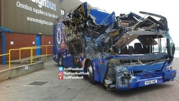 Bus Chelsa dikabarkan hancur dihantam City. Foto: Twitter