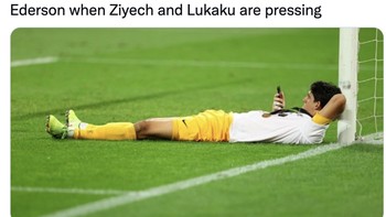 Kiper City, Ederson, sampai seolah tidak punya pekerjaan karena Lukaku tampil buruk. Foto: Twitter