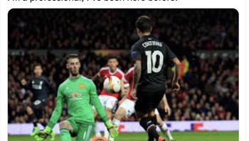 Coutinho seolah berkata aku seorang profesional dan sudah pernah melakukan hal ini sebelumnya. Foto: Twitter