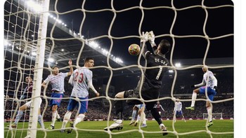 David De Gea tak dapat menutupi rasa kecewanya karena MU jadi kehilangan 2 poin. Foto: Twitter