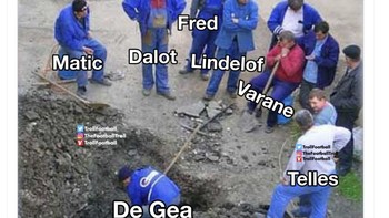Meme David De Gea seolah bekerja sendiri di pertahanan MU sedangkan para beknya cuma mengamati. Foto: Twitter