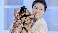 Anak anjing jenis pomeranian milik Sherly Soegito ini merayakan ulang tahun yang pertama dengan menggelar pesta yang meriah di The Grand Club, Jalan Gubeng, Surabaya. 