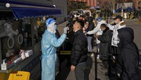Terkait merebaknya varian Omicron di Negeri Tirai Bambu, China belum mengatakan berapa banyak kasus Omicron yang terdeteksi secara total. AP Photo/Andy Wong.