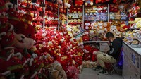 Sebagai bentuk pencegahan, sejumlah situs keagamaan di Beijing sudah ditutup. Pihak Kuil Lama, sebuah kuil Budha Tibet di Beijing tengah, mengatakan kuil ditutup hingga waktu yang belum diketahui karena COVID-19 dan langkah-langkah pengendalian. Beberapa penduduk Beijing yang khawatir terjebak bergegas pulang ke kampung halaman lebih awal jelang libur Tahun Baru Imlek lantaran temuan varian Omicron. AP Photo/Andy Wong.
