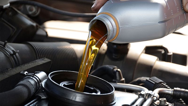 Oli mesin pada mobil