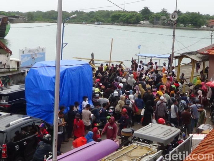 Ratusan calon penumpang berebut naik kapal di Pelabuhan Kalianget Sumenep. Itu terjadi setelah ada penundaan pelayaran akibat cuaca buruk.