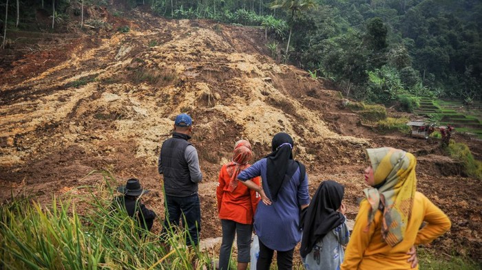 Longsor melanda Desa Ciherang, Kabupaten Sumedang. Akibatnya, dua hektare sawah tertimbun tanah dan warga satu RT di dusun tersebut terpaksa mengungsi.
