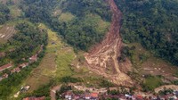 Longsor mengakibatkan dua hektare lahan persawahan tertimbun tanah dan warga satu RT di dusun tersebut terpaksa mengungsi. ANTARA FOTO/Raisan Al Farisi.