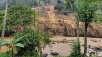 Longsor diduga kuat terjadi akibat adanya rembesan dari saluran air yang jaraknya hanya sekitar 1 meter dari mahkota longsor. Hal itu disampaikan oleh Sekretaris Daerah Kabupaten Sumedang Herman Suryatman setelah melakukan peninjauan bersama Dandim 0610 Sumedang Letkol Inf Zaenal Mustofa, Kalak BPBD Provinsi Jabar Dani Ramdani, Kalak BPBD Sumedang Dadang Sundara, Kapolsek Sumedang Selatan Kompol Boni dan jajaran lainnya ke zona merah lokasi longsor, Minggu (16/1/2022). Nur Azis/detikcom.