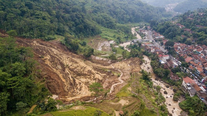 Longsor melanda Desa Ciherang, Kabupaten Sumedang. Akibatnya, dua hektare sawah tertimbun tanah dan warga satu RT di dusun tersebut terpaksa mengungsi.