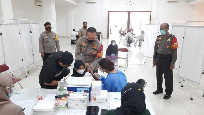 Polisi jemput bola gelar vaksinasi COVID-19 ke anak di Matraman, Jaktim (istimewa)