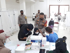 Polisi Jemput Bola Gelar Vaksinasi Merdeka ke Anak-Remaja di Jaktim