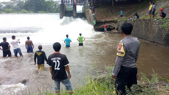 Proses pencarian bocah hanyut di Sungai Brondong Pekalongan, Minggu (16/1/2022).