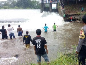 Hanyut Saat Main di Sungai Brondong, Bocah 9 Tahun Meninggal