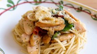 Spaghetti aglio olio sosis ini rasanya gurih pedas. Spaghetti dengan balutan minyak olive, bawang dan cabe kering makin enak dipadukan dengan sosis. Cara membuatnya gampang banget. Resepnya ada di sini !Foto: iStock