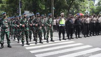 Ribuan aparat gabungan tersebut akan disiagakan di titik-titik jalan yang akan dilalui Presiden Jokowi, hingga ke lokasi kegiatan.