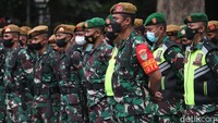 Aparat gabungan melakukan apel gelar pasukan di Jalan Diponegoro, Kota Bandung, Jawa Barat, Minggu (16/1/2022).