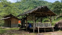 Dari pemukiman warga, untuk menuju tempat ini harus berjalan kaki sekitar 20 menit menuju tempat wisata yang berada di kawasan hutan dan persawahan. 