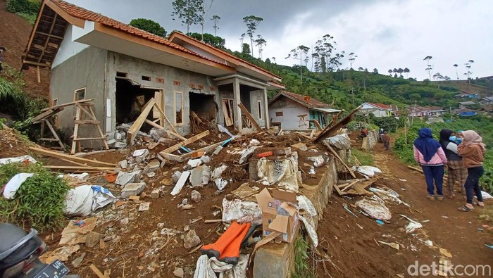 Rumah di Pangalengan rusak tertimpa material longsor.