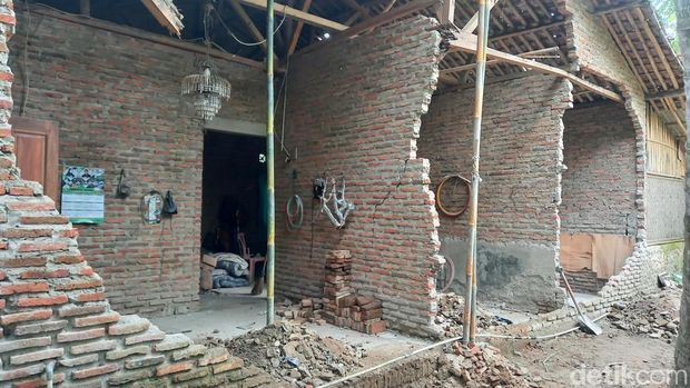 Rumah Warga Tangerang Rusak Akibat Gempa