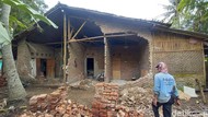 Cerita Agus Warga Tangerang Sedang Mandi Saat Rumahnya Roboh Akibat Gempa