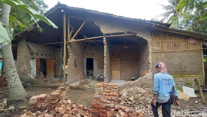 Rumah Warga Tangerang Rusak Akibat Gempa