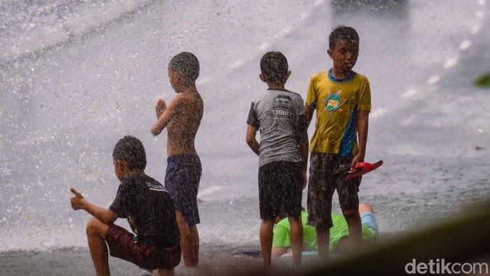 Saat Genangan Air di Pademangan Jakut Jadi Arena Bermain Bocah Hujan deras membuat jalanan di Pademangan Timur, Jakarta Utara, tergenang. Anak-anak sekitar memanfaatkan momen tersebut dengan bermain di genangan.
