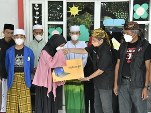 Sahabat Ganjar Berikan Laptop bagi Siswa Berprestasi di Jabar