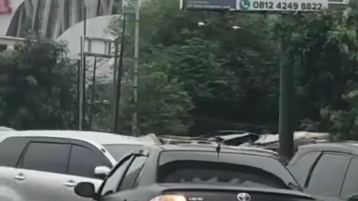 Sedan pelat merah lawan arah di Bekasi