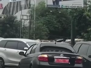 Pengemudi Mobil Pelat Merah yang Lawan Arah di Bekasi Akhirnya Ditilang!