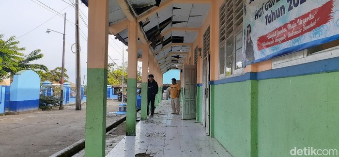 Sekolah rusak akibat gempa Banten.