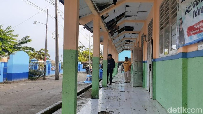 Sekolah rusak akibat gempa Banten.