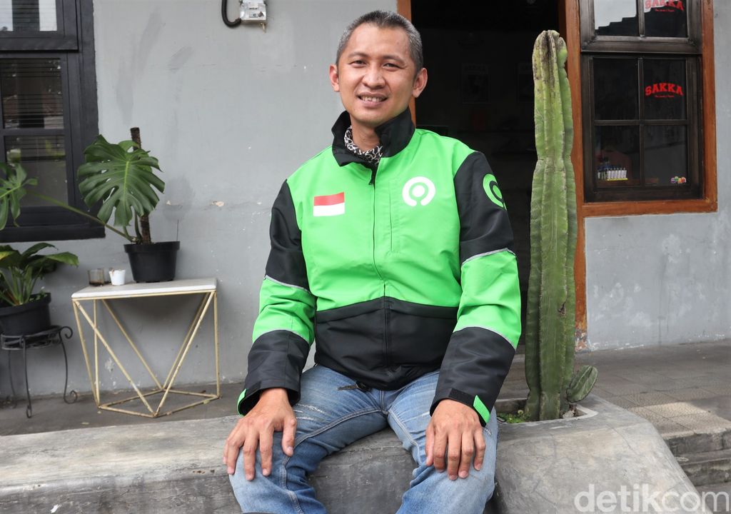 Keterbatasan tak halangi semangat Hartono untuk mencari nafkah. Dengan motornya ia mengumpulkan rezeki sebagai seorang driver ojek online. Berikut kisahnya.