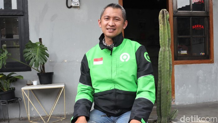 Keterbatasan tak halangi semangat Hartono untuk mencari nafkah. Dengan motornya ia mengumpulkan rezeki sebagai seorang driver ojek online. Berikut kisahnya.