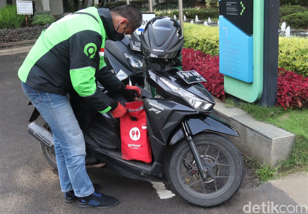 Keterbatasan tak halangi semangat Hartono untuk mencari nafkah. Dengan motornya ia mengumpulkan rezeki sebagai seorang driver ojek online. Berikut kisahnya.