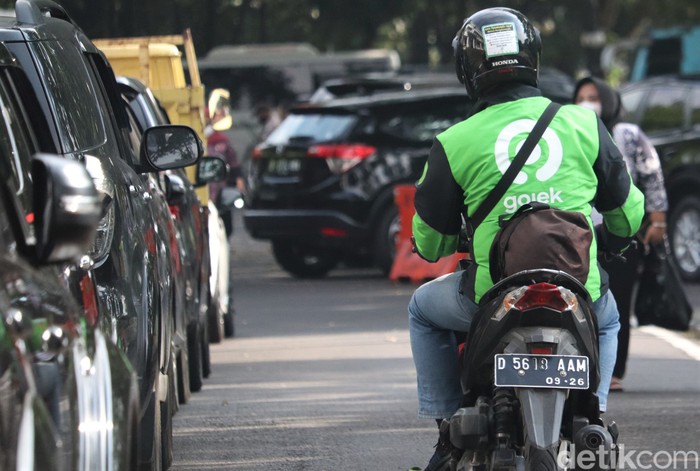 Keterbatasan tak halangi semangat Hartono untuk mencari nafkah. Dengan motornya ia mengumpulkan rezeki sebagai seorang driver ojek online. Berikut kisahnya.