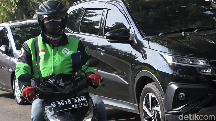 Keterbatasan tak halangi semangat Hartono untuk mencari nafkah. Dengan motornya ia mengumpulkan rezeki sebagai seorang driver ojek online. Berikut kisahnya.
