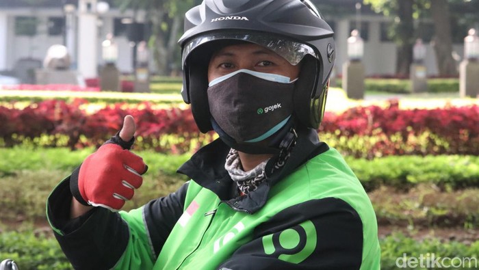 Keterbatasan tak halangi semangat Hartono untuk mencari nafkah. Dengan motornya ia mengumpulkan rezeki sebagai seorang driver ojek online. Berikut kisahnya.